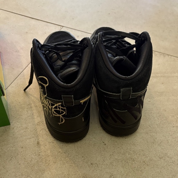 Nike SB Dunk High Pro Black and Gold - Picture 3 of 6